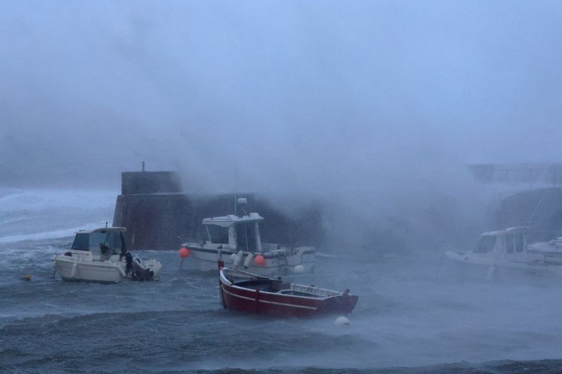 © Reuters. Des vagues s'écrasent contre le brise-lames du port lors de la tempête Ciaran à Goury près de Cherbourg, en Normandie, en France. /Photo prise le 2 novembre 2023/REUTERS/Pascal Rossignol   