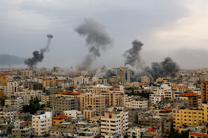 &copy; Reuters. Photo d'archives: Une vue générale montre de la fumée qui monte après les frappes israéliennes à Gaza. /Photo prise le 9 octobre 2023/REUTERS/Mohammed Salem