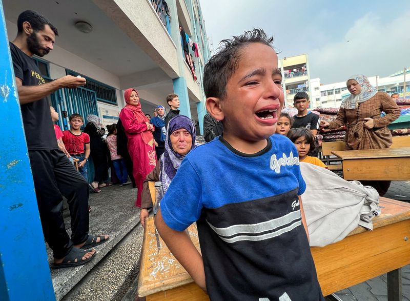 &copy; Reuters. Un niño palestino reacciona ante los daños sufridos en una escuela gestionada por la ONU que acoge a desplazados, tras un ataque israelí, en Jabaliya, en el norte de la Franja de Gaza. 2 de noviembre de 2023. REUTERS/Fadi Whadi