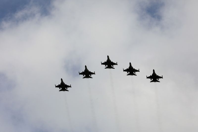 &copy; Reuters. FOTO DE ARCHIVO: Imagen referencial de aviones de combate de la Defensa Indígena (IDF) vuelan en formación durante una ceremonia de inauguración de un centro de mantenimiento para aviones de combate F-16, en Taichung, Taiwán. 28 de agosto, 2020. REUTE