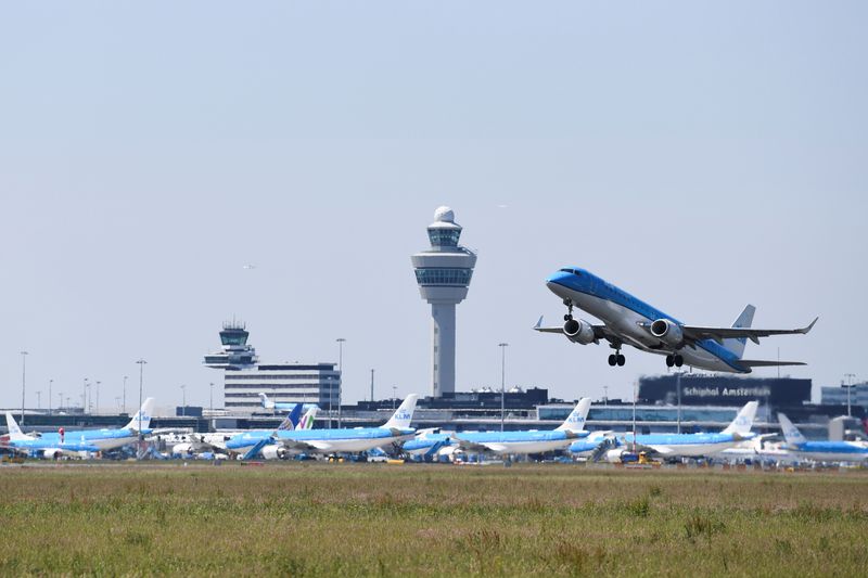 &copy; Reuters. FILE PHOTO: An airplane takes off from Schiphol Airport in Amsterdam, Netherlands June 16, 2022. REUTERS/Piroschka van de Wouw/File Photo