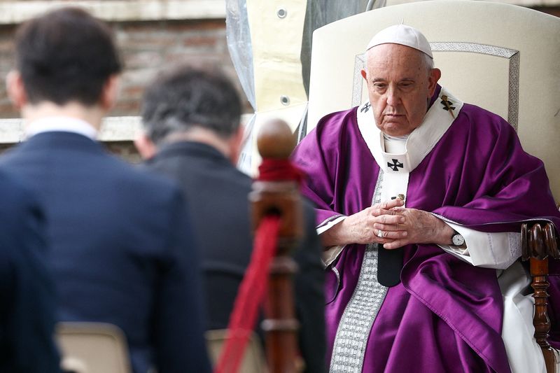 &copy; Reuters. البابا فرنسيس يجلس في مقبرة الحرب في روما و هو يقود قداسا في اليوم الذي يحيي فيه المسيحيون في جميع أنحاء العالم ذكرى موتاهم في روما . يوم الخم