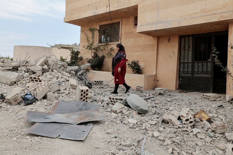 &copy; Reuters. هبة (28 عاما) تمشي وسط الأنقاض بعد أن تضرر منزل عائلتها بواسطة ما قالت إنها قذيفة إسرائيلية وسط توتر بين إسرائيل وحزب الله في بلدة ياطر الجنوب