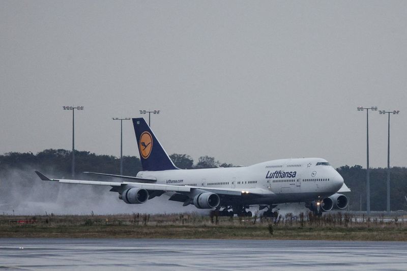 &copy; Reuters. FILE PHOTO: A Boeing 747 Lufthansa jumbo-jet arriving from Tel Aviv with Germans lands at Frankfurt airport, October 12, 2023, during the ongoing conflict between Israel and the Palestinian Islamist group Hamas.   Hannes Albert/Pool via REUTERS/File Photo