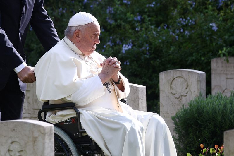 &copy; Reuters. Papa Francisco celebra missa do Dia de Finados em cemitério militar em Roma
02/11/2023 REUTERS/Guglielmo Mangiapane