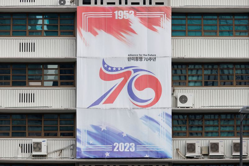 &copy; Reuters. Cartaz comemorando os 70 anos da aliança entre a Coreia do Sul e os EUA na embaixada norte-americana em Seul
24/10/2023 REUTERS/Kim Soo-hyeon