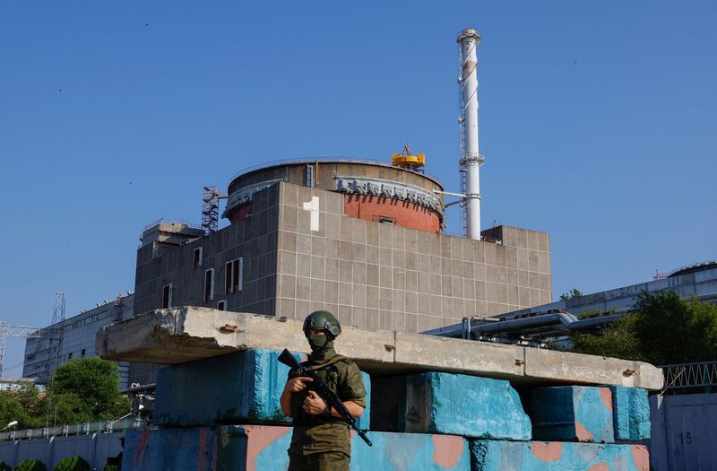 &copy; Reuters. Militar russo faz guarda em posto de controle perto de usina nuclear de Zaporizhzhia, na Ucrânia
15/06/2023 REUTERS/Alexander Ermochenko