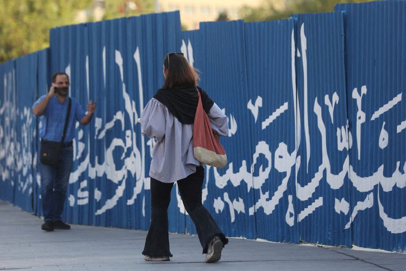 &copy; Reuters. FILE PHOTO: An Iranian woman walks on a street in Tehran, Iran August 13, 2023. Majid Asgaripour/WANA (West Asia News Agency) via REUTERS /File Photo