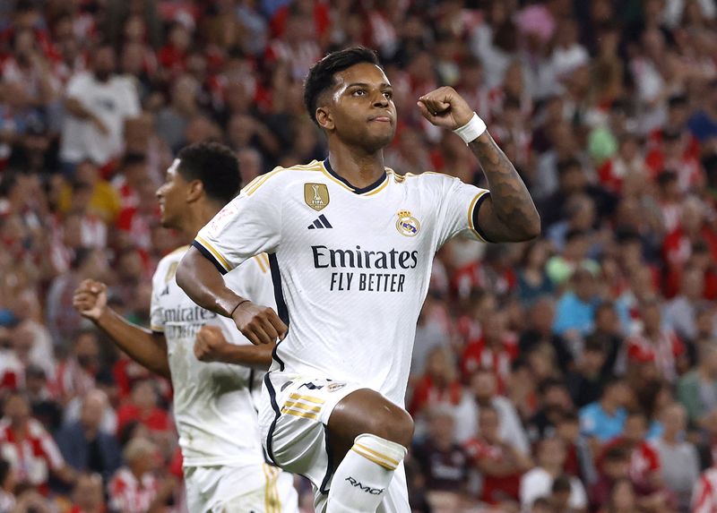 &copy; Reuters. FOTO DE ARCHIVO: El delantero brasileño Rodrygo celebra el primer gol del Real Madrid frente al Athletic Bilbao en un partido por LaLiga española de fútbol disputado en el Estadio San Mamés de Bilbao, España. 12 de agosto, 2023. REUTERS/Vincent West