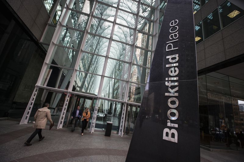 &copy; Reuters. People walk to Brookfield Place off Bay Street on the day of the annual general meeting for Brookfield Asset Management shareholders in Toronto, May 7, 2014. REUTERS/Mark Blinch/File Photo