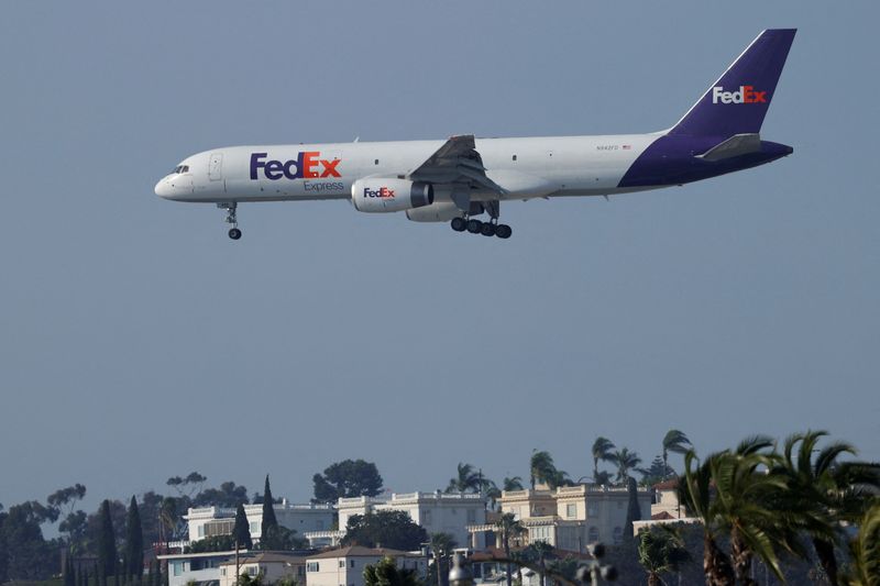 &copy; Reuters. FILE PHOTO: A Federal Express cargo plane approaches to land in San Diego, California August 24, 2020.  REUTERS/Mike Blake/File Photo