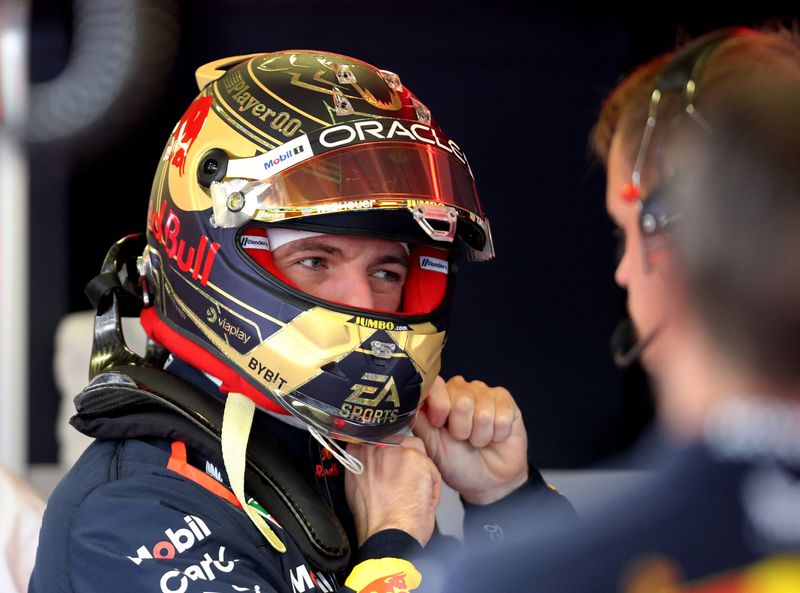 &copy; Reuters. El tricampeón Max Verstappen se prepara para la tercera práctica del Gran Premio de la Ciudad de México. Autódromo Hermanos Rodríguez, Ciudad de México, México. 28 de octubre de 2023.
REUTERS/Andres Stapff