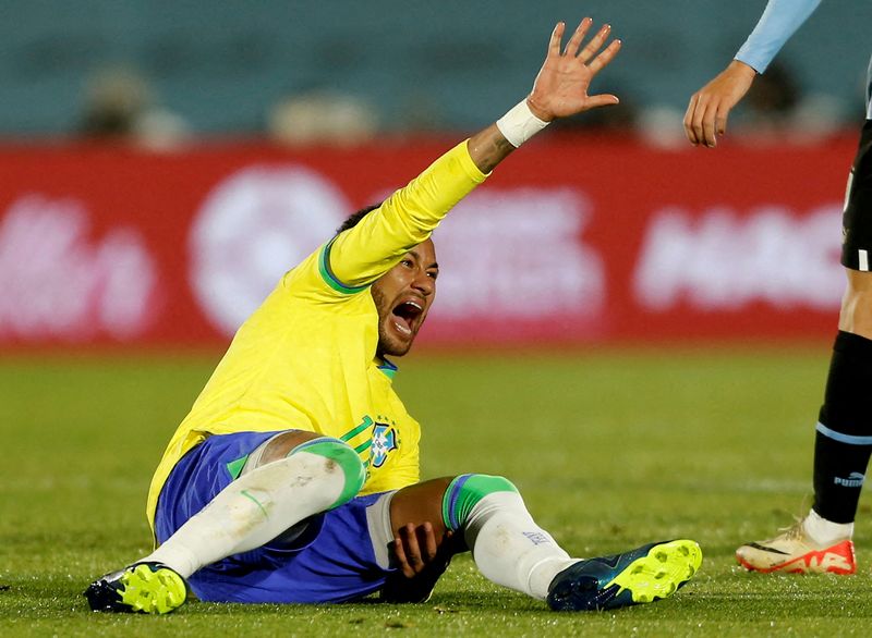 &copy; Reuters. اللاعب البرازيلي نيمار لدى إصابته خلال مباراة منتخب بلاده ضد أوروجواي في تصفيات أمريكا الجنوبية لكأس العالم يوم 17 أكتوبر تشرين الأول 2023. تص