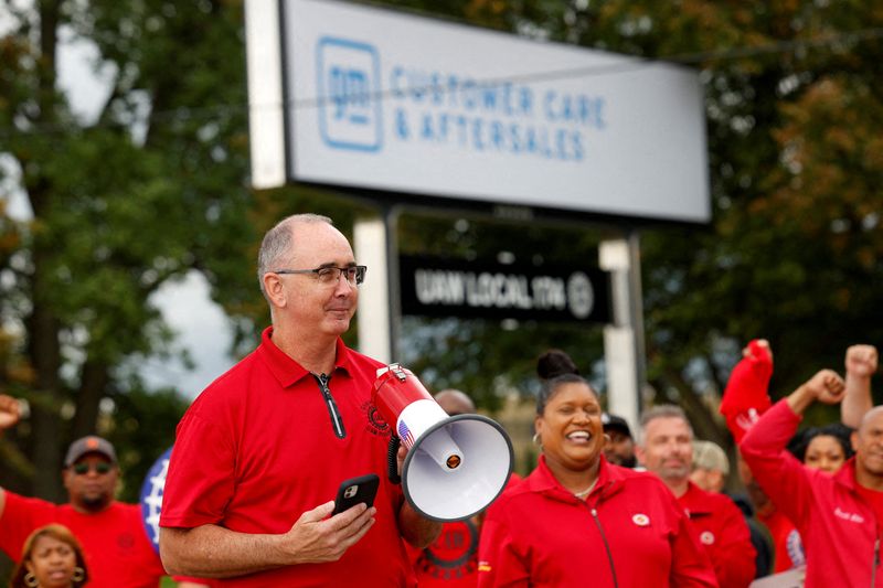 &copy; Reuters. FILE PHOTO: Shawn Fain, President of the United Auto Workers (UAW) speaks as U.S. President Joe Biden (not pictured) joins striking members of the United Auto Workers (UAW) on the picket line outside the GM's Willow Run Distribution Center, in Belleville,