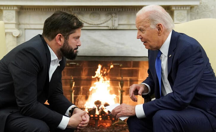 &copy; Reuters. Foto del jueves del Presidente de EEUU Joe Biden y su par chileno Gabriel Boric en el Salón Oval de la Casa Blanca 
Nov 2, 2023. REUTERS/Kevin Lamarque