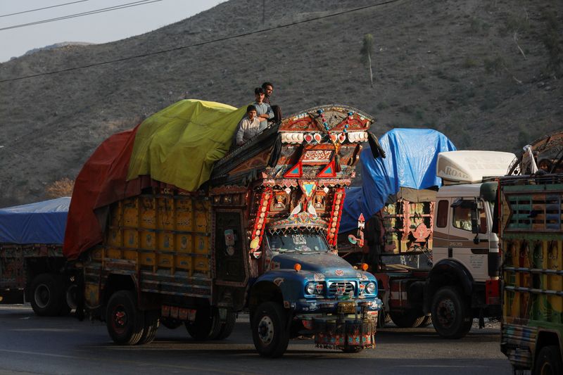 © Reuters. Afghan nationals stand on a loaded truck of their belongings as they head back to Afghanistan at the Torkham border crossing between Pakistan and Afghanistan, November 2, 2023. REUTERS/Fayaz Aziz