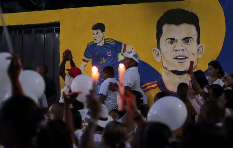 &copy; Reuters. أشخاص خلال وقفة احتجاجية على ضوء الشموع للمطالبة بالإفراج عن والد مهاجم ليفربول لويس دياز بعد اختطافه في بارانكاس بكولومبيا يوم 31 أكتوبر تش