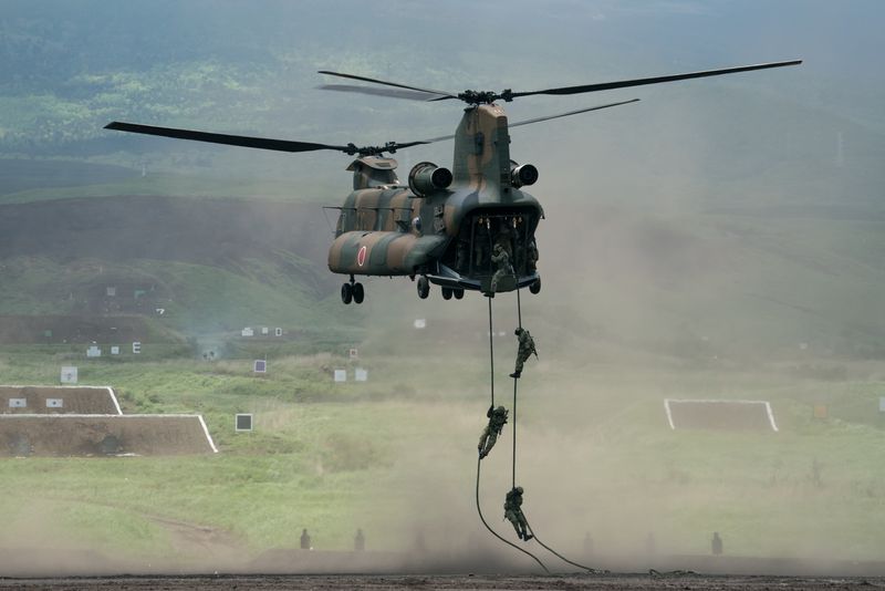 © Reuters. FILE PHOTO: Members of the Japan Ground Self-Defense Force (JGSDF) disembark from a CH-47 Chinook helicopter during a live fire exercise at East Fuji Maneuver Area, in Gotemba, Shizuoka, Japan, May 28, 2022. Tomohiro Ohsumi/Pool via REUTERS