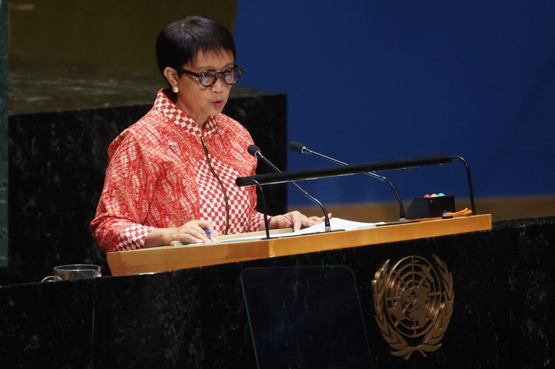 © Reuters. وزيرة الخارجية الإندونيسية ريتنو مارسودي تتحدث في مقر الجمعية العامة للأمم المتجدة في مدينة نيويورك بالولايات المنتحدة يوم 26 أكتوبر تشرين الأول 2023. تصوير: مايك سيجار -رويترز.