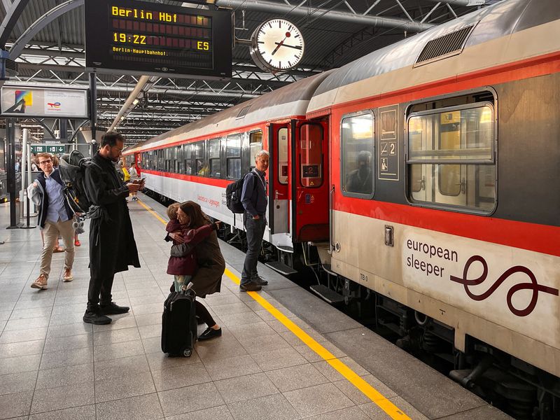 &copy; Reuters. FILE PHOTO: People say goodbye before boarding the first European Sleeper train to Berlin, at the Midi Station in Brussels, Belgium May 26, 2023. REUTERS/Bart Biesemans/File Photo