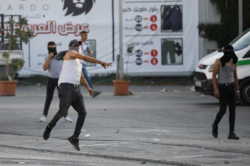 &copy; Reuters. شبان فلسطينيون يخوضون اشتباكات مع القوات الإسرائيلية يوم الخميس عقب هجوم مستوطنين على منطقة دير شرف بالضفة الغربية المحتلة . تصوير : رنين صو