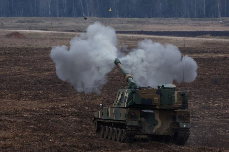 &copy; Reuters. FILE PHOTO: A K9 howitzer, delivered in the first batch of arms from South Korea under contracts signed in recent months, fires during a military drill at a military range in Wierzbiny near Orzysz, Poland, March 30, 2023. REUTERS/Kacper Pempel/File Photo
