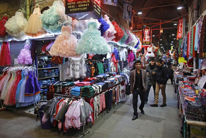 &copy; Reuters. أشخاص يسيرون أمام محال تجارية داخل سوق بوسط مدينة قيصري في تركيا بصورة من أرشيف رويترز .  