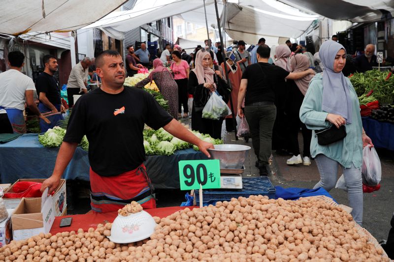 &copy; Reuters. FILE PHOTO: Mirza Ozbag, 44, a vendor, waits for customers at his stall at a fresh market in Istanbul, Turkey July 5, 2023. REUTERS/Dilara Senkaya/File Photo