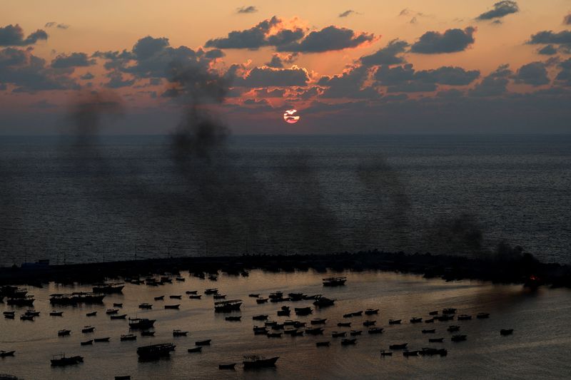 &copy; Reuters. دخان يتصاعد في السماء فوق ميناء مدينة غزة عقب قصف إسرائيلي على القطاع في العاشر من أكتوبر تشرين الأول 2023 . تصوير : محمد سالم - رويترز . 