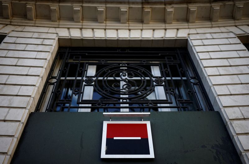 &copy; Reuters. Le logo de la banque Société Générale est représenté sur un immeuble de bureaux à Nantes, France. /Photo d'archives/REUTERS/Stephane Mahe