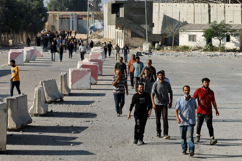 &copy; Reuters. Trabajadores palestinos que se encontraban en Israel durante el ataque de Hamás del 7 de octubre llegan a la frontera de Rafah tras ser expulsados por Israel a la franja, en el sur de la Franja de Gaza. 3 de noviembre de 2023. REUTERS/Ibraheem Abu Mustaf