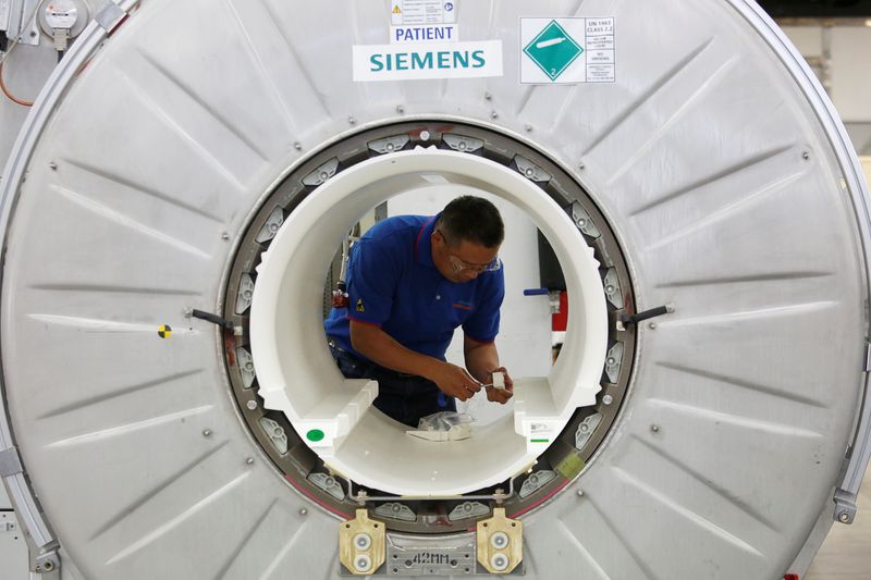 &copy; Reuters. FILE PHOTO: A staffer works on a magnetic resonance imaging machine at a production line of Siemens Healthineers in Shenzhen, China May 25, 2018.   REUTERS/Bobby Yip/File Photo