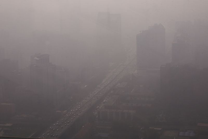 &copy; Reuters. سيارات تسير في شارع بالمنطقة المركزية التجارية في العاصمة الصينية بكين وسط ضباب كثيف في الأول من نوفمبر تشرين الثاني 2023 . تصوير : تينغ شو وان
