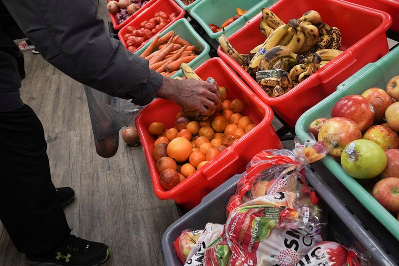 &copy; Reuters. A community member grabs a piece of fruit at The Community Assistance Center food pantry, in Atlanta, Georgia, U.S. April 12, 2023.  REUTERS/Megan Varner