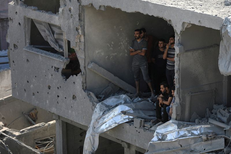 &copy; Reuters. Palestinos observando mientras otros buscan víctimas un día después de los ataques israelíes contra casas en el campo de refugiados de Jabalia, en el norte de la Franja de Gaza. 31 de octubre de 2023. REUTERS/Mohammed Al-Masri  