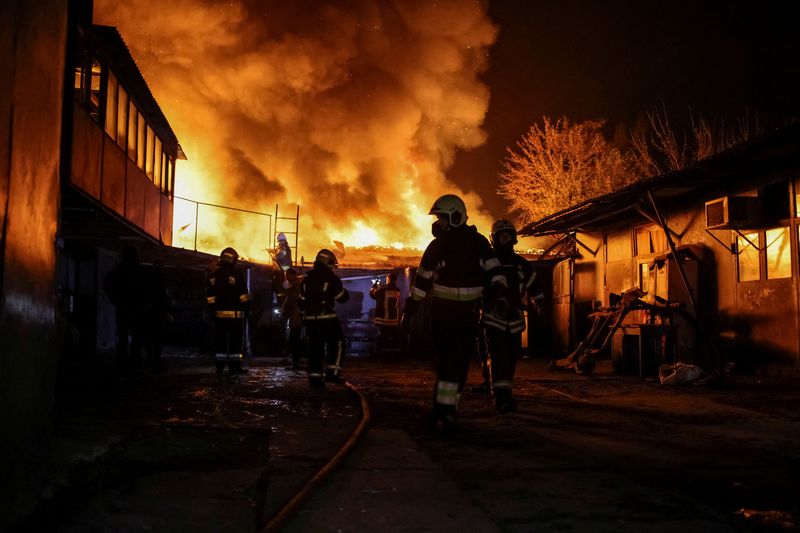 &copy; Reuters. Le personnel d'urgence travaille sur le site d'une attaque de drone russe, dans le cadre de l'attaque de la Russie contre l'Ukraine, à Kharkiv, en Ukraine. /Photo prise le 3 novembre 2023/REUTERS/Yevhen Titov