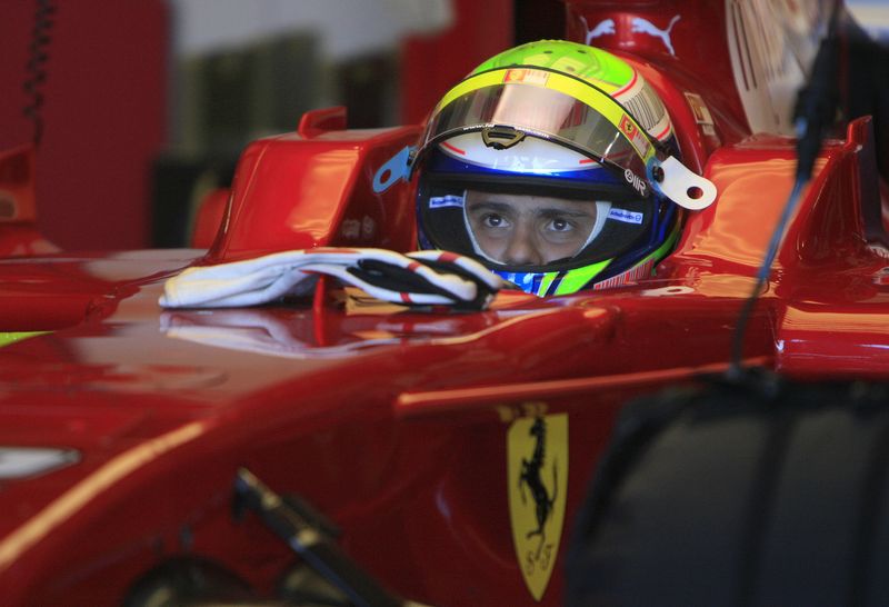 &copy; Reuters. Felipe Massa dentro da Ferrari no box da equipe no circuito de Jerez em 2008 
10/12/2008 REUTERS/Anton Meres 