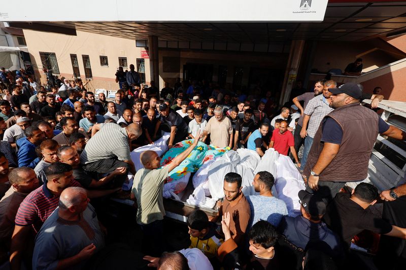 &copy; Reuters. سكان يحملون جثامين فلسطينيين يوم الجمعة قتلوا جراء ضربات إسرائيلية على خان يونس بجنوب قطاع غزة . تصوير : محمد سالم - رويترز .  