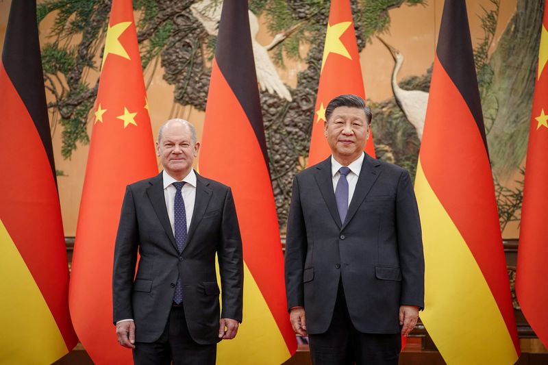 &copy; Reuters. المستشار الألماني أولاف شولتس أجرى اتصالا عبر دائرة تلفزيونية مع الرئيس الصيني شي جين بينغ في بكين بصورة من أرشيف رويترز.
