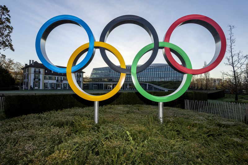 &copy; Reuters. منظر عام للحلقات الأوليمبية الخمس أمام مقر اللجنة الأولمبية الدولية في لوزان بسويسرا يوم 28 مارس آذار 2023 . تصوير : دينيس باليبوس - رويترز . 