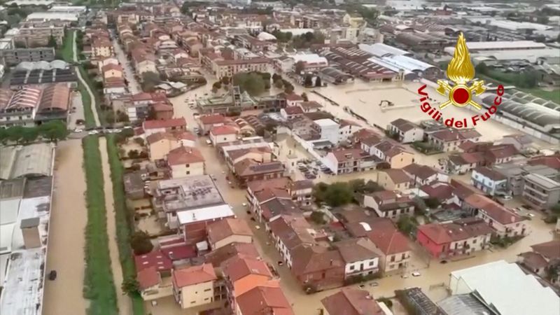 © Reuters. منظر من الجو يظهر الفيضانات عقب هطول أمطار غزيرة في منطقة توسكانا بإيطاليا يوم الجمعة في صورة مأخوذة من مقطع مصور. صورة لرويترز من أجهزة الإطفاء الإيطالية.
