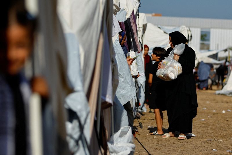 &copy; Reuters. Palestinos ocupam abrigos em Khan Younis, sul de Gaza
 26/10/2023   REUTERS/Ibraheem Abu Mustafa