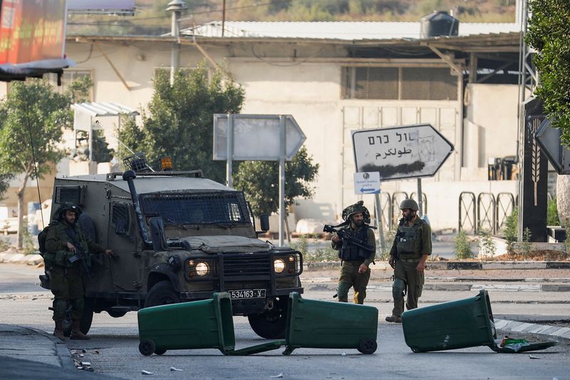 &copy; Reuters. FOTO DE ARCHIVO. Tropas israelíes hacen guardia tras el ataque de colonos en Deir Sharaf, cerca de Nablus, en la Cisjordania ocupada por Israel. 2 de noviembre de 2023. REUTERS/Raneen Sawafta