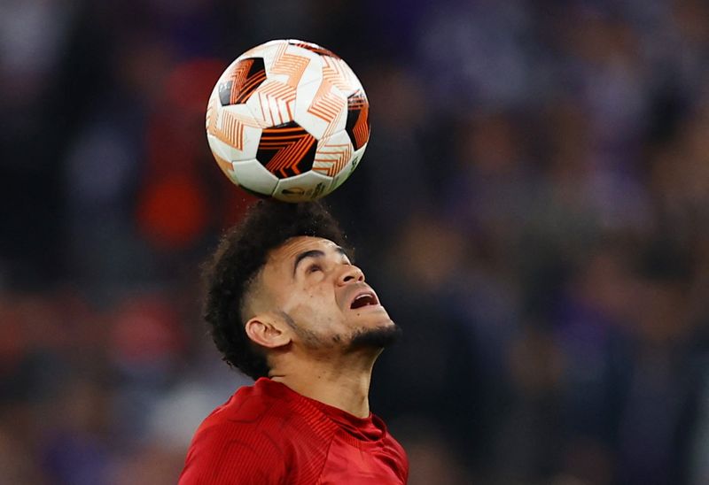 &copy; Reuters. Fútbol - Europa League - Grupo E - Liverpool v Toulouse - Anfield, Liverpool, Gran Bretaña - 26 de octubre de 2023 Luis Díaz, del Liverpool, durante el calentamiento previo al partido REUTERS/Molly Darlington/File Photo 