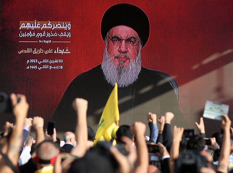 &copy; Reuters. الأمين العام لجماعة حزب الله اللبنانية حسن نصر الله يظهر على شاشة وهو يخاطب أنصاره في الضاحية الجنوبية لبيروت يوم الجمعة. تصوير: محمد عزاقير