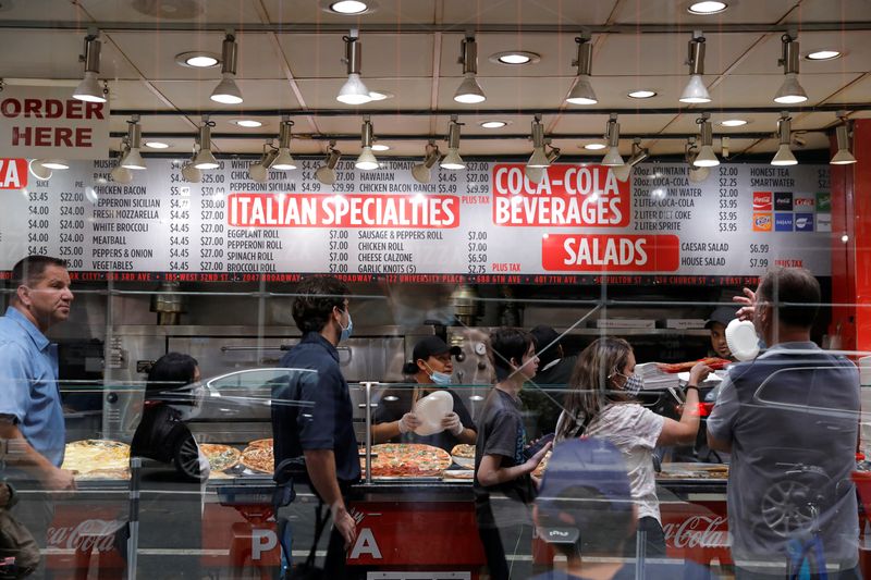 &copy; Reuters. FILE PHOTO: People queue in a Midtown Manhattan restaurant in New York City, U.S., August 3, 2021. REUTERS/Andrew Kelly/File Photo