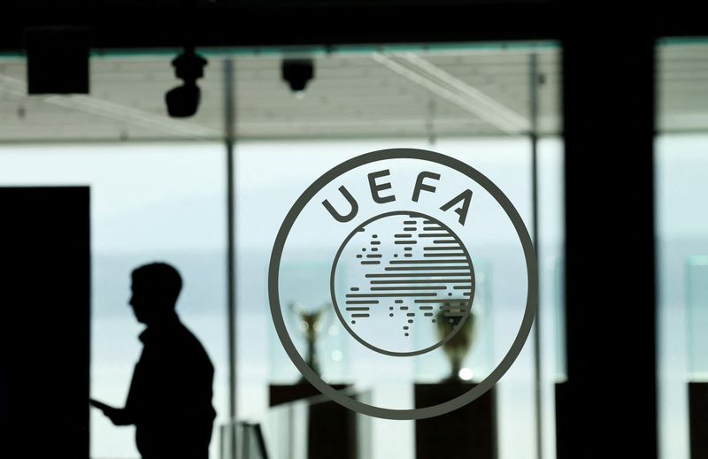 &copy; Reuters. شعار الاتحاد الأوروبي لكرة القدم (اليويفا)  على مقره في نيون بسويسرا في العاشر من أكتوبر تشرين الأول 2023. تصوير: دينيس باليبوس - رويترز.