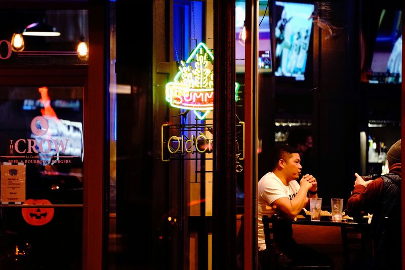 &copy; Reuters. Foto de archivo ilustrativa de un bar en La Crosse, Wisconsin
28/10/ 2020 REUTERS/Bing Guan