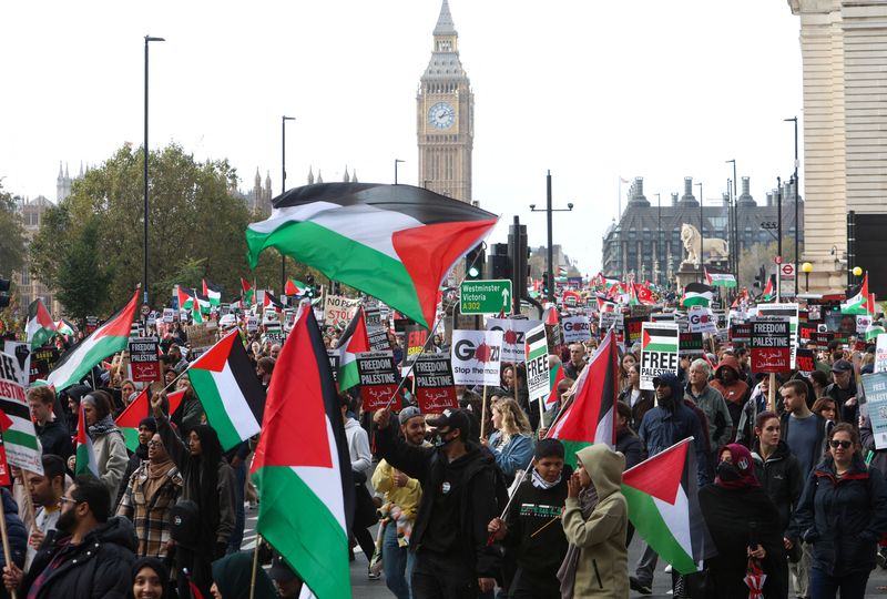 &copy; Reuters. FILE PHOTO: Demonstrators protest in solidarity with Palestinians in Gaza, amid the ongoing conflict between Israel and the Palestinian Islamist group Hamas, in London, Britain, October 28, 2023. REUTERS/Susannah Ireland/File photo
