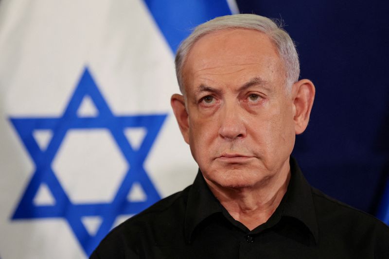&copy; Reuters. Primo ministro israeliano Netanyahu durante una conferenza stampa nella base militare di Kirya a Tel Aviv, Israele, 28 ottobre 2023.    ABIR SULTAN POOL/Pool via REUTERS